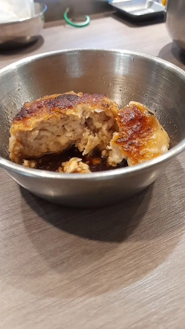 切開嘅米豚X免治雞肉漢堡