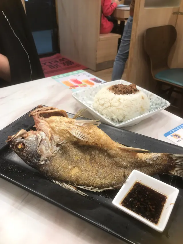炸鱸魚配肉燥飯