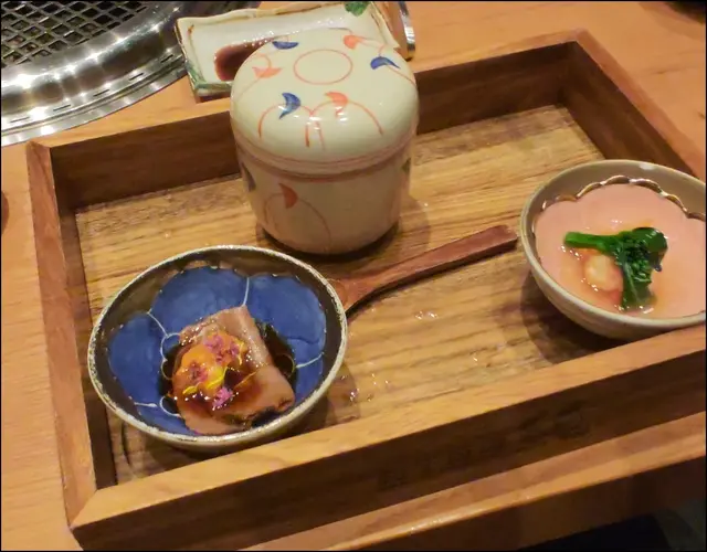 - 火炙和牛海膽配梅酒啫喱：輕炙過的和牛帶著焦香，鋪上綿密鮮甜的海膽，底層的梅酒啫喱以酸甜酒香中和油脂，一口下去，鹹、鮮、酸、甜四味交融，層次感驚人；
​
- 松葉蟹肉煮：蟹肉拆得細膩完整，燉煮後吸飽鮮美醬汁，入口軟糯清甜，每一口都是滿滿的海鮮奢華感；
​
- 和牛蒸蛋：蛋羹滑嫩如布丁，內藏的和牛碎帶來濃郁肉香，更有魚子顆粒暗藏其間，咬下時鮮美爆珠，蛋香、肉香與魚子鮮香纏繞，溫潤又驚喜。