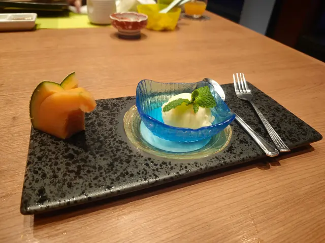 甜品直接將這頓奢華盛宴的體驗感拉到巔峰！「日本赤肉蜜瓜」果肉粉嫩飽滿，一刀切下汁水欲滴，入口是濃郁又清甜的果香，甜度剛好中和和牛的油膩；搭配的「柚子雪芭」冰涼清爽，濃郁的柚子香氣在口中彌漫，一口下去，不僅解膩還能喚醒味蕾，為這頓奢華大餐畫上最完美的句號。