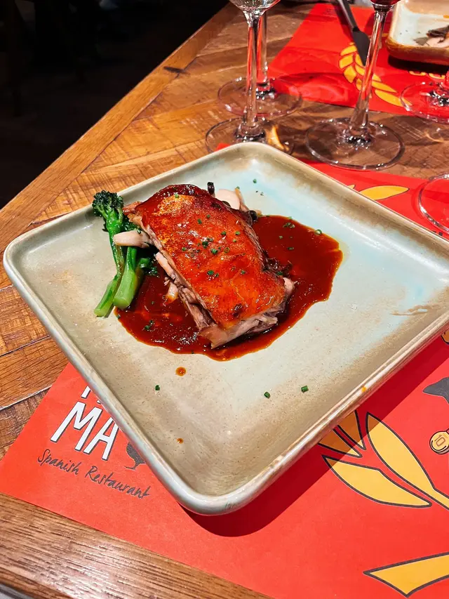 慢煮烤乳豬配椰菜仔及蘑菇