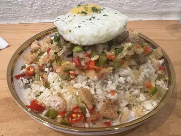 "Sisig” 太陽蛋配豬脊肉椰菜花飯  