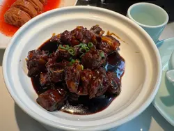 和朋友一行人六个人来vcity觅食，MTR通道出来就能看到餐厅。点了绿茶烤鸡，非常好吃😋一上桌就被划分。仔排店员说也是特色，口感很好👍 滑蛋虾仁的蒸蛋非常嫩，给小朋友吃非常合适。

今天看到新推出了一人食套餐，看起来性价比很高，下次可以再来试试。

#FoodieLife 