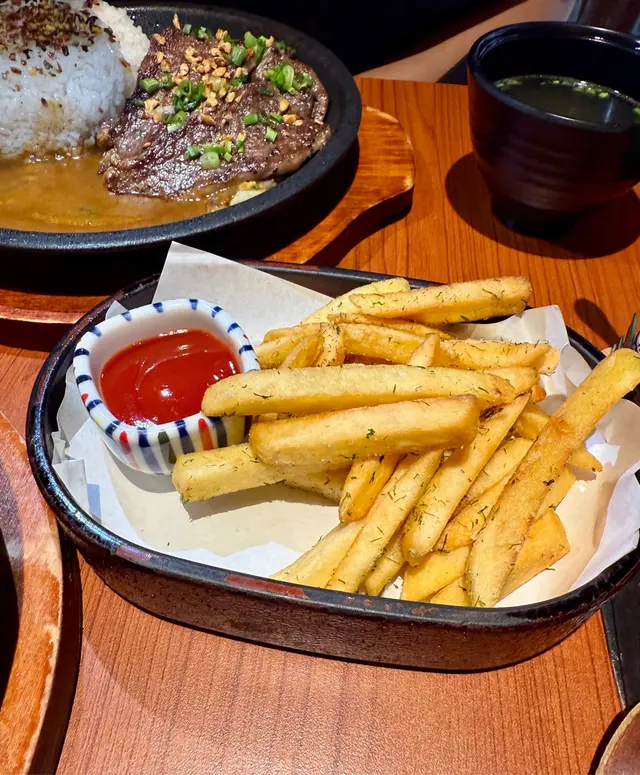 薯條-金黃薯條外脆內軟，每一口都超滿足