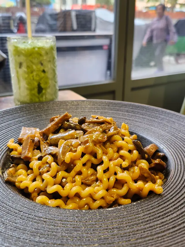 野菌忌廉汁松露油曲曲意粉