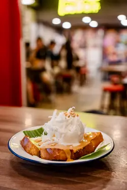 椰子雪糕配吐司(泰奶酱和斑烂酱)