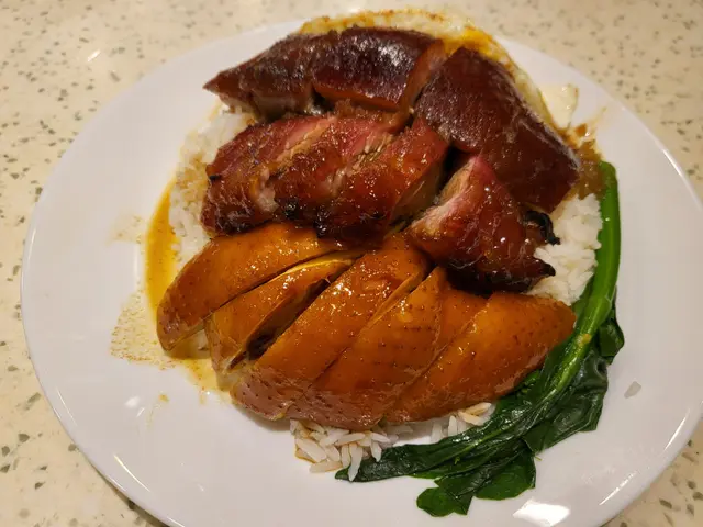 燒味三拼飯（燒鵝、油雞、叉燒）加太陽蛋