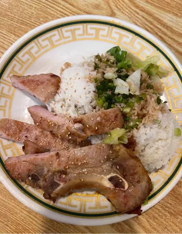 秘制猪扒饭配鲜葱豉油汁