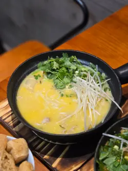 招牌花膠滑雞絲米線