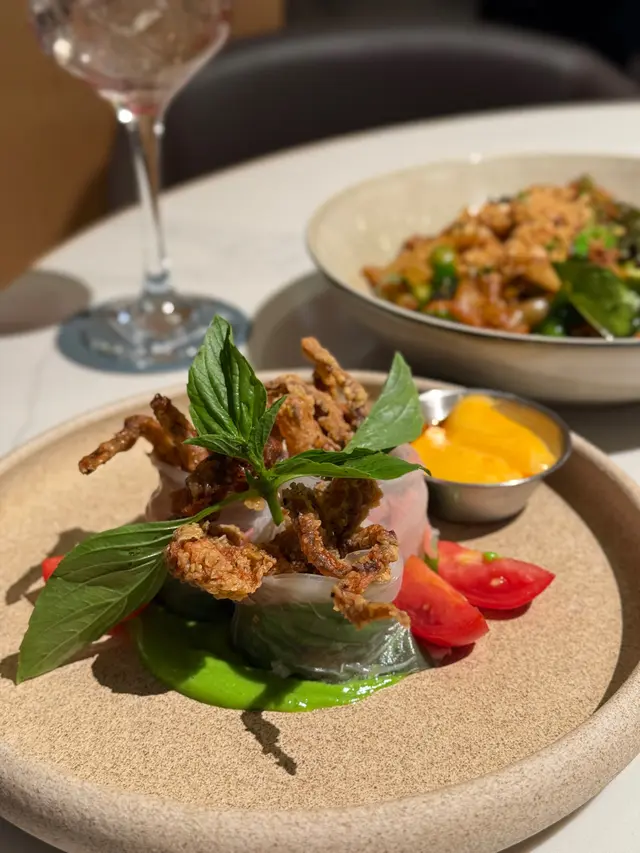 脆炸軟殼蟹米紙卷配牛油果醬