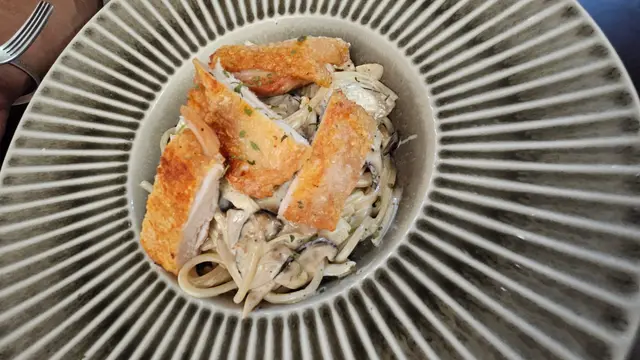 香煎雞扒伴芥末蘑菇汁意粉