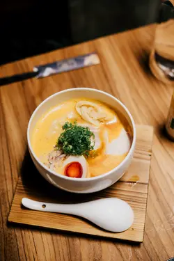 泡沫雞白湯担担辛麵