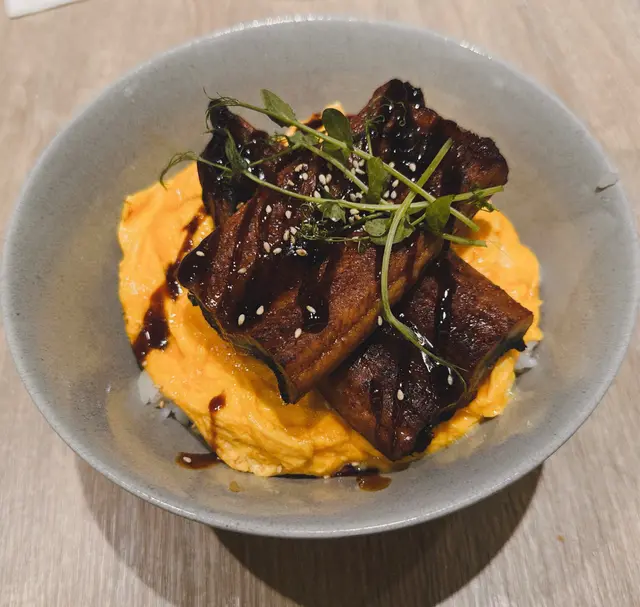 日式滑蛋原條鰻魚丼