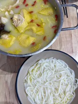 招牌花胶鸡浓汤锅米线