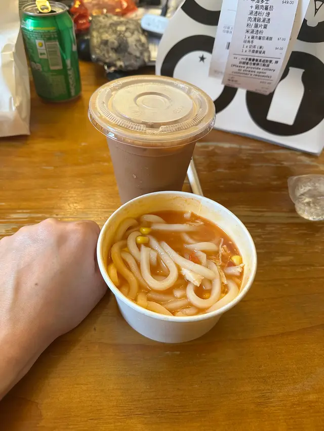 好少嬲到要開post鬧。￼見網上外賣平台影咗碗餐蛋麵正常湯碗咁大，咁諗住雞肉烏冬都係差唔多啦。點知送到嚟真係呆咗，份量極少，￼一碗只有拳頭那麼大,雞絲幾條,粟米幾粒,￼仲少過兒童餐。￼以後不會幫襯呢間餐廳，完全係詐騙。