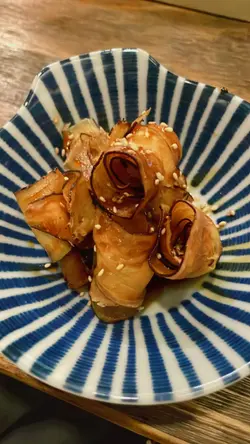 初时以为系平时食开嘅一条条番薯,点知原来佢系用薄片卷成一个圈,炸完之后加黑糖,果然系保持到非常脆口嘅感觉。