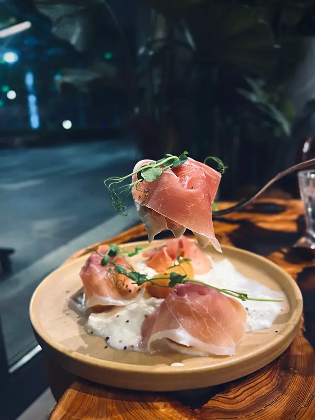 秋柿映雪布拉塔