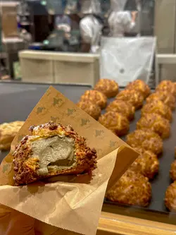 我自己就最钟意焙茶泡芙٩(๑•̀ω•́๑)۶ 外皮脆卜卜之余仲有好香嘅山核桃点缀,丰富口感🌰