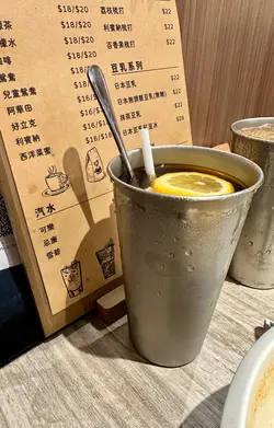 第一次去食觉得不错,食完唔会好口干. 份量大碗,花甲粉原来有1只蛏子跟埋,唔要蛏子有其他选择,非常不错. 粉丝幼滑.😋😋
柠檬茶好大杯,味道不错,只是饮筒较短,好难插柠檬。
整体不错,会再去😊。