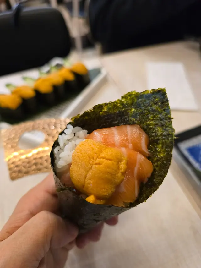 三文魚海膽手卷