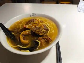 蒜辣汁猪肠牛腩鱿鱼油面