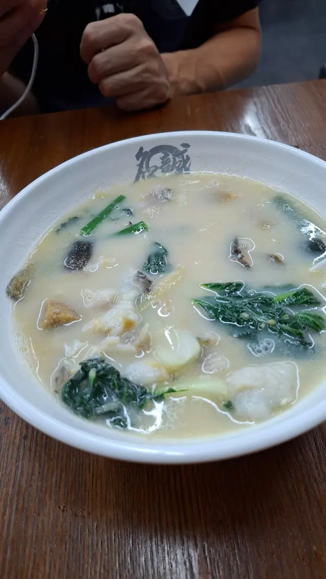 皮蛋芫荽脆魚片湯飯