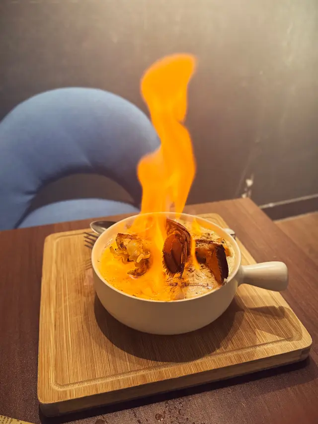 火焰龍蝦尾芝士忌廉手捲意大利麵