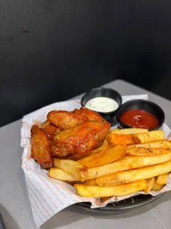 水牛城鸡翼配薯条