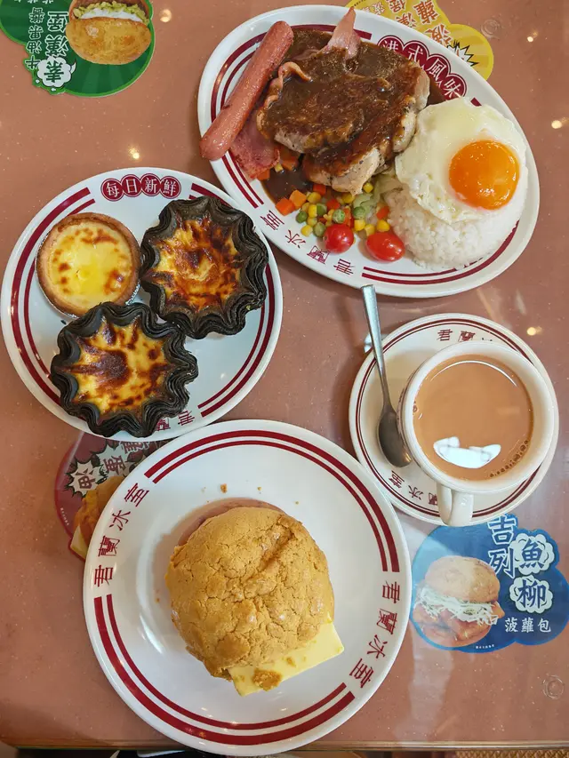 【雜扒腸仔煎蛋飯】份量十足，扒香腸脆，煎蛋滑，配飯一流，夠晒飽肚；【菠蘿滑蛋油】就係君蘭經典之作，菠蘿香甜，滑蛋嫩滑，油香不膩，創新又好味。

飲品方面，【兒童鴛鴦】甜度啱啱好，好立克配阿華田比例平衡，小朋友都可以飲嘅鴛鴦，值得一讚。

甜品方面，【竹炭千層酥皮達】外層酥脆，內餡香滑，口感層次分明；【真流心孖芝撻】芝士味濃郁，流心效果一流，邪惡得嚟又好滿足！

整體環境舒適，近地鐵站，交通方便，無論早餐、午餐定晚餐都係好選擇，值得回訪！👍

---