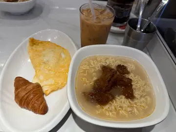 沙嗲牛肉麵配火腿奄列及牛角包