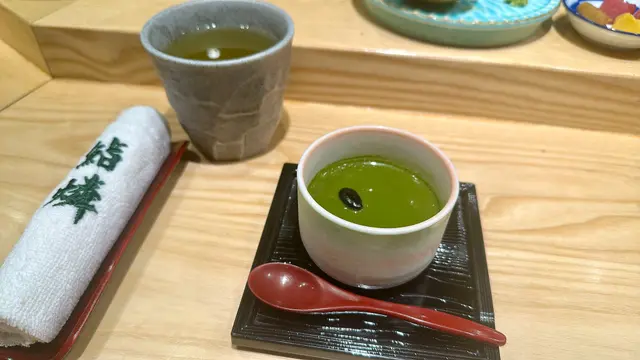 自家製的奶凍配上抹茶🍵和黑豆甘露煮，
奶凍軟滑而不羶，
平時唔鍾意食奶製品的小編都覺得好味道。👍🏻🥰