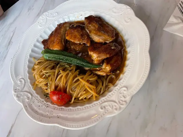 雞脾肉燴迷迭香蒜蓉汁.煙肉.意大利粉