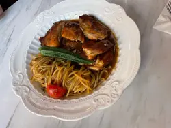 鸡脾肉烩迷迭香蒜蓉汁.烟肉.意大利粉