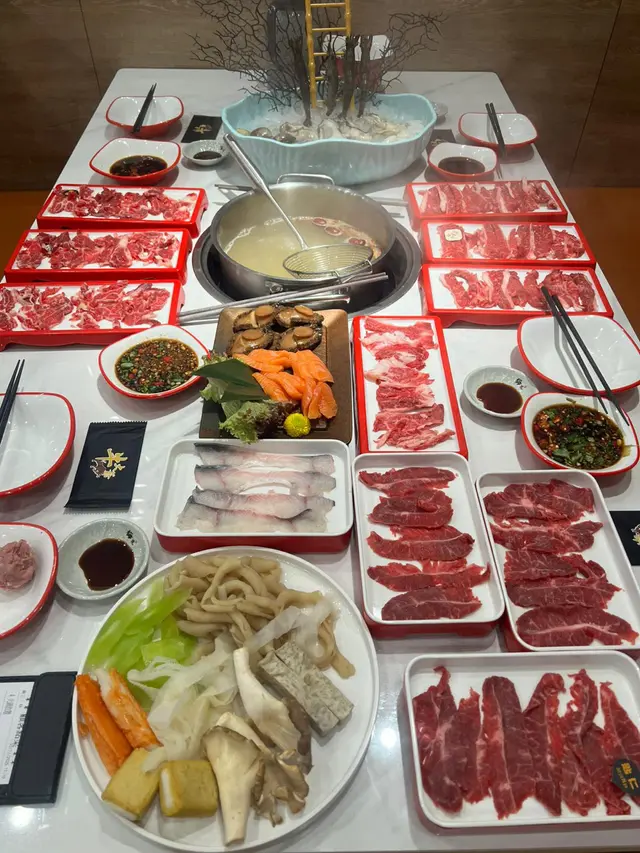 昨晚朋友聚會，天氣涼涼哋，朋友上星期已訂位，提意試新開呢間牛肉火鍋放題。陪朋友返大陸食牛肉火鍋幾次，但大陸啲牛其實無咩味，香港都要食牛肉火鍋放題，其實唔係好想￼🥹
但估唔到牛同深圳食幾間唔同，真係好有牛味（日本牛會分級數，原來大陸牛都有分😂），所以加多個我最愛食嘅崩沙腩(後期叫無影相)，油脂香口，軟淋度剛好🤩。仲有海鮮拼盤，之前睇相麻麻，原來好新鮮👍。
下次有其他朋友話食牛肉火鍋都會推介呢間，好過返大陸車錢成舊水，來回時間都兩個半鐘，打邊爐始終都係香港食最好，淨係講蝦滑，大陸假到真係唔夠