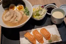 叉烧豚骨酱油拉面&鲑鱼寿司定食