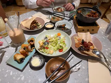 麻吉三小碗、夜市香腸、芋泥鴨鬆九層塔春捲、麻吉Griddle、砂鍋三杯雞、沙律、珍珠奶茶