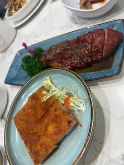 這裏出名的還有超級脆皮燒肉及半肥瘦叉燒,兩者都燒得啱啱好,叉燒外皮蜜汁夠味。