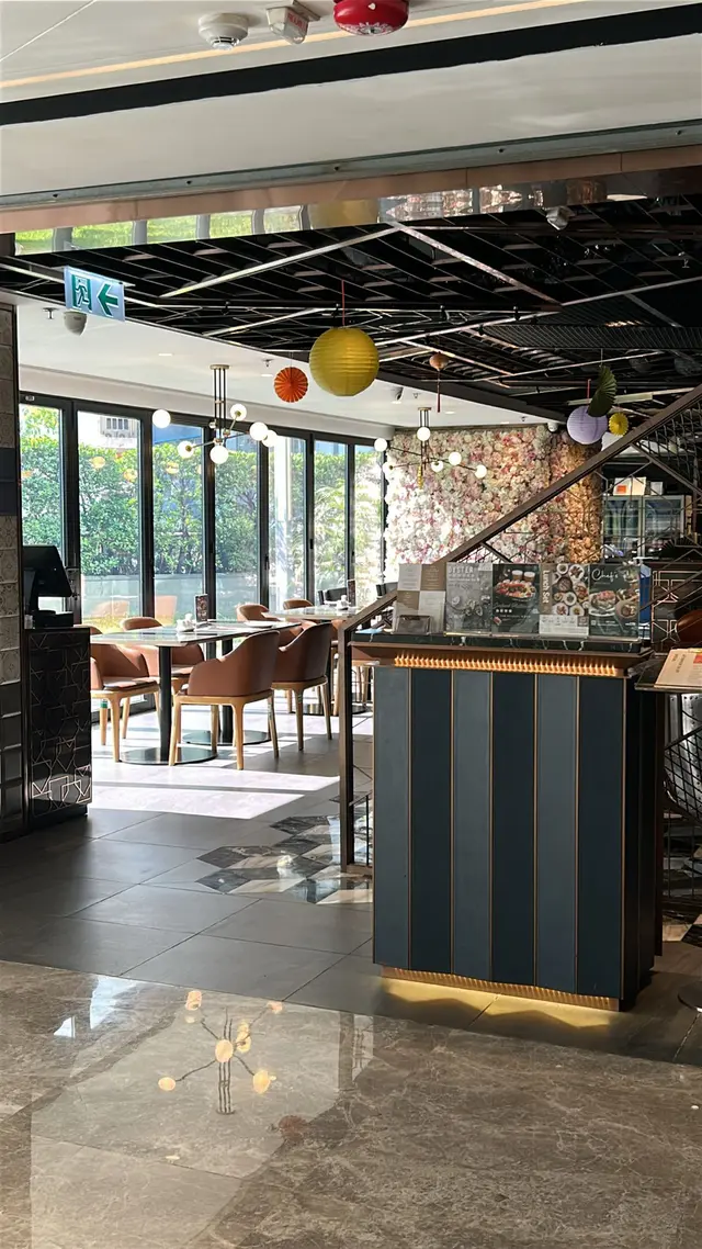 交通不太方便，但餐廳環境有一種有安靜，座位非常闊落，是值得支持的香港酒店。