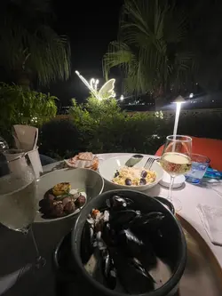 这一次尝试了青口配面包,青口新鲜,但size 不太大。蚬肉意粉香而不肥腻,蒸蒜蓉香口,适合送酒。