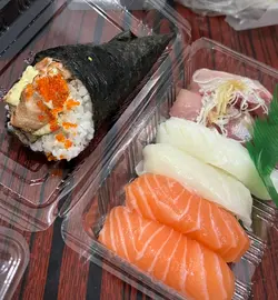 咁岩好晏先至去食嘢，地区位置寿司店外卖不多
又好想食寿司，就点咗几款外卖
拎到返去卖相唔错，食落都非常新鲜
睇到店主收到order先直接整，所以唔会系一早整定，而且美观同埋有摆盘，会继续帮衬呢啲小店
非常难得的美味😋
