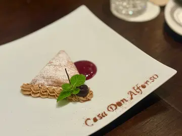 驰名Neapolitan 脆叶酿玉桂忌廉配樱桃