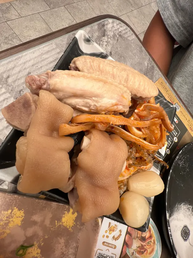 另外仲有好多生果及前菜小食俾大家出去夾，滿足食自助餐嘅快感。呢度雪糕仲有哈根大師，款式種類好多，飲品仲包埋ho Garden同Stella啤酒。