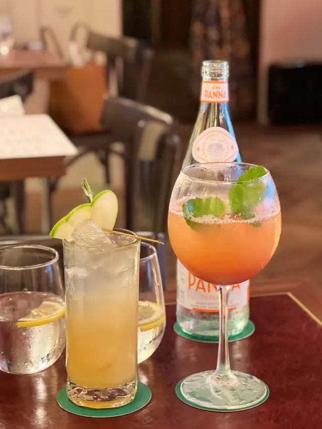 Rose Apple Fizz & Scarlet Buck 