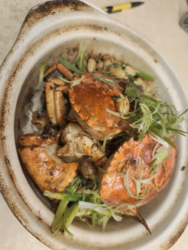 古法蒜子焗大肉蟹，煲仔上檯炸炸聲，好香