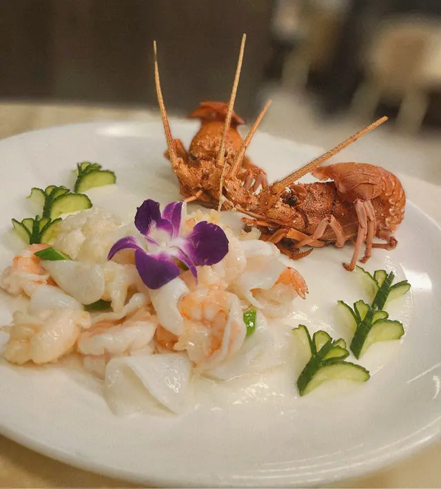 芙蓉海寶炒龍蝦球，用2隻龍蝦起肉，配搭花枝，蝦球炒，夠鑊氣，賣相好，請客最啱