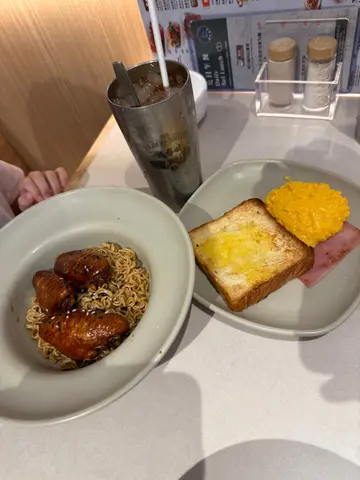 瑞士雞翼撈麵，配丹麥多士，火腿、炒蛋