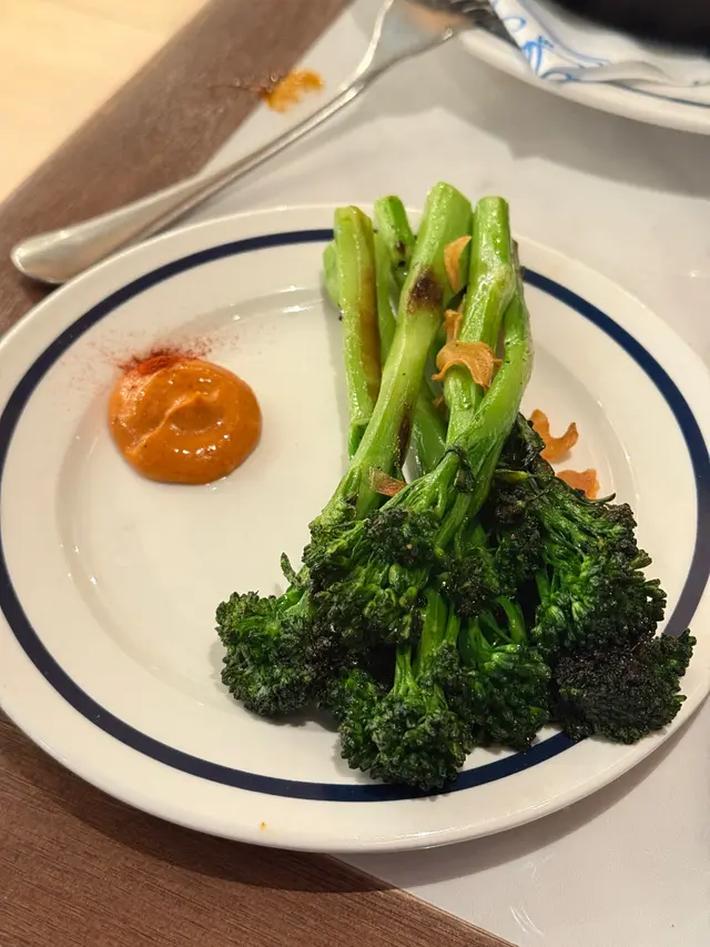 烤西蘭花苗配煙燻紅椒蛋黃醬