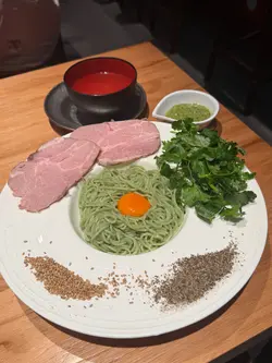芫荽拌麵
擺碟感覺豐富
麪底是使用永樂麵廠製造的芫荽麵
不用任何配料已經有很清甜的芫荽味
口感彈牙，份量足
芫荽醬料相對忌廉味比較重，不是我的口味
配月見蛋黃，黑椒和芝麻，還有新鮮芫荽就非常好吃
叉燒肉質嫩滑，大大片，不會肥
整體口味清新，很喜歡🤍