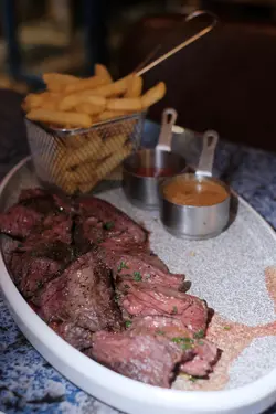 𝐇𝐚𝐧𝐠𝐞𝐫 𝐒𝐭𝐞𝐚𝐤 & 𝐅𝐫𝐢𝐞𝐬