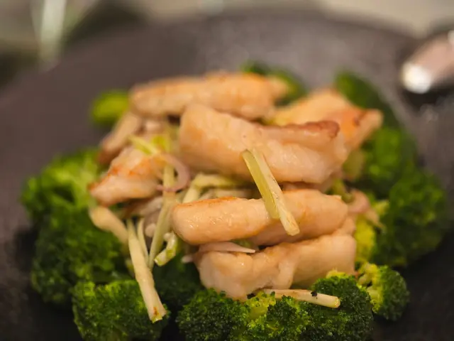 老實講，我本身唔係太好魚，所以對我嚟講有少少魚腥味。旁邊嘅西蘭花亦都凍咗，有啲可惜。